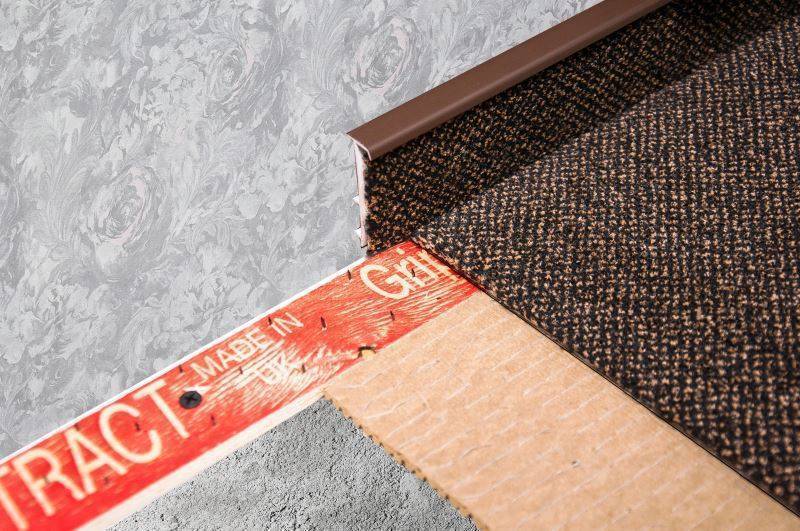 Плинтус для ковролина "Korner" Listwa темно-коричневый (2500*13,8*50 мм) — купить в Ноябрьске