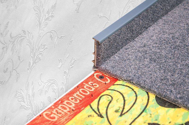 Плинтус для ковролина "Korner" Listwa графит (2500*13,8*50 мм) — купить в Ноябрьске