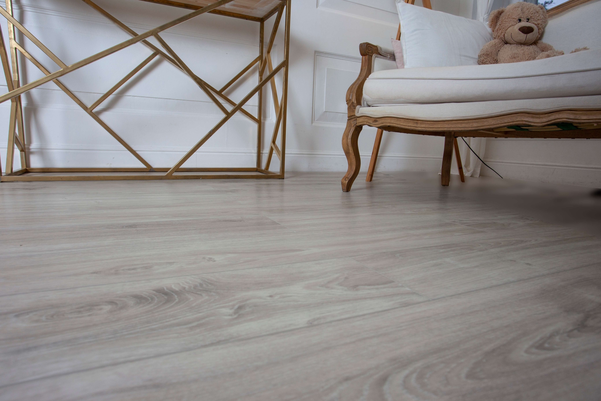 Усовершенствованная кварц-виниловая плитка «Damy Floor» Дуб Белый (1227*187*2,5 мм) — купить в Ноябрьске